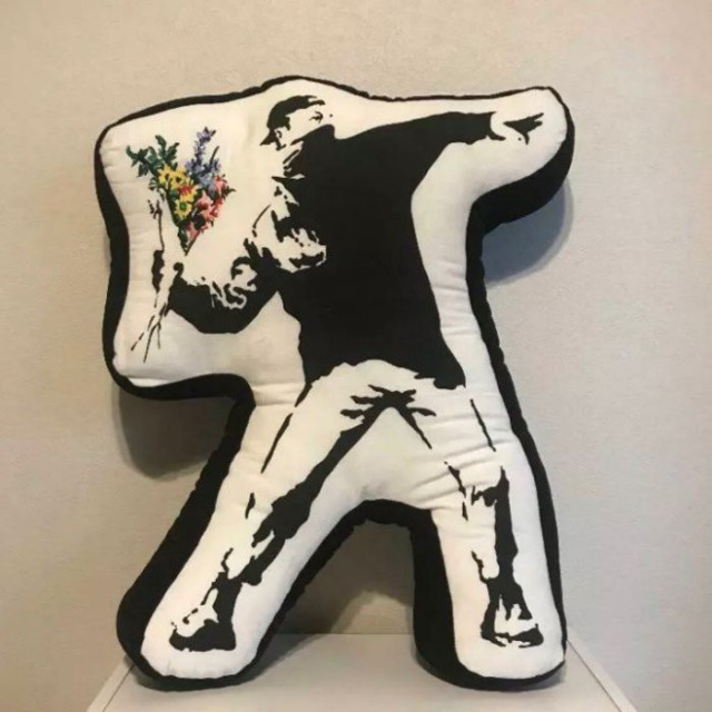 BEETLE 班克斯 BANKSY SYNC FLOWER BOMBER 擲花者 丟花 抱枕 靠枕 黑白 班克西 日本製