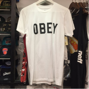 BEETLE PLUS 美國品牌 OBEY COLLEGIATE FONT LOGO 細字體 文字 白 黑 短TEE L
