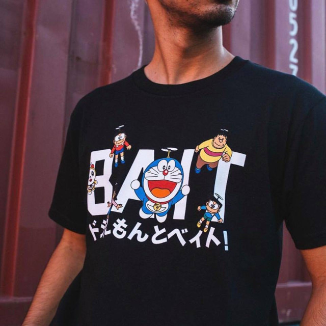 BEETLE BAIT X 哆啦A夢 小叮噹 野比大雄 靜香 小夫 胖虎 小叮鈴 白色 黑色 文字 藤子不二雄 短T