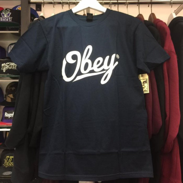 BEETLE OBEY JORDAAN SCRIPT LOGO 草寫 文字 深藍 白 TEE 棉T OB-255 S號