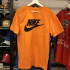 BEETLE NIKE 經典 LOGO 橘色 黑LOGO 黑勾 螢光橘 短TEE T恤 BV1401-818 M