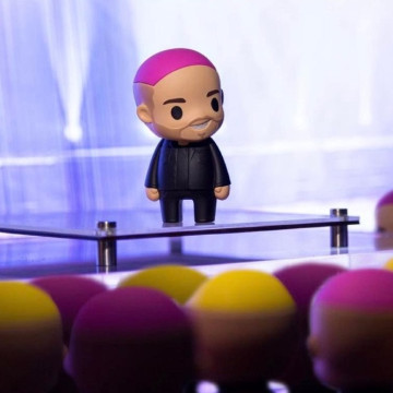 BEETLE KOKIES X BAIT X J BALVIN PINK HAIR J·巴爾文 粉紅頭髮 黑外套 公仔